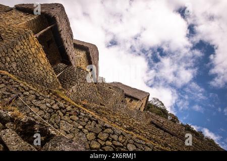 Esplorando la meraviglia peruviana del mondo, Machu Picchu. Questa foto offre una prospettiva diversa dell'antica civiltà recentemente scoperta Foto Stock