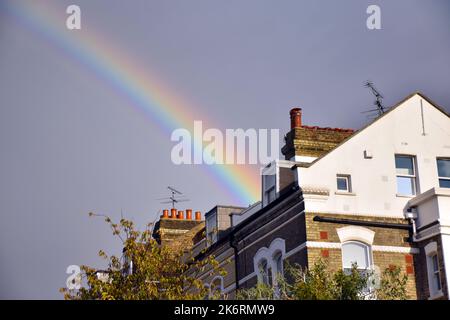 Londra, Regno Unito, 15 Ott 2022 Sunshine and Showers in Battersea . Credit: JOHNNY ARMSTEAD/Alamy Live News Foto Stock