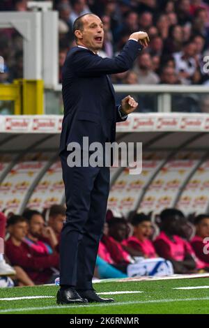 Torino, Italia. 15th Ott 2022. Massimiliano Allegri allenatore della Juventus FC reagisce durante la Serie A partita di calcio tra Torino FC e Juventus FC allo stadio Olimpico Grande di Torino (Italia), 15th ottobre 2022. Foto Giuliano Marchisciano/Insidefoto Credit: Insidefoto di andrea staccioli/Alamy Live News Foto Stock