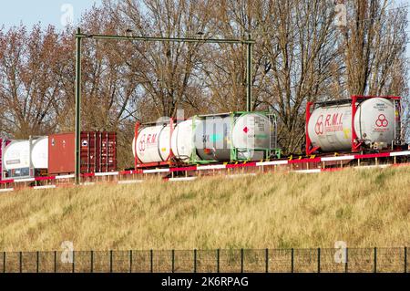 Arnhem, Paesi Bassi - 17 marzo 2022: Parte di un grande treno merci con diversi carri Foto Stock