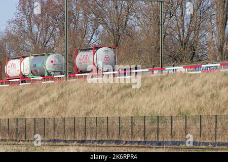 Arnhem, Paesi Bassi - 17 marzo 2022: Parte di un grande treno merci con diversi carri Foto Stock