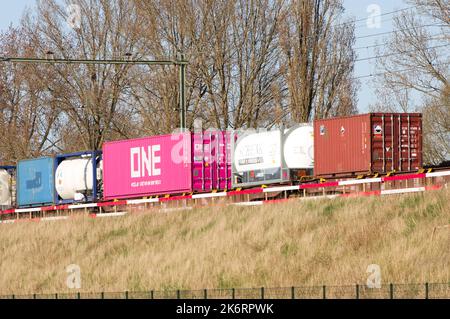 Arnhem, Paesi Bassi - 17 marzo 2022: Parte di un grande treno merci con diversi carri Foto Stock