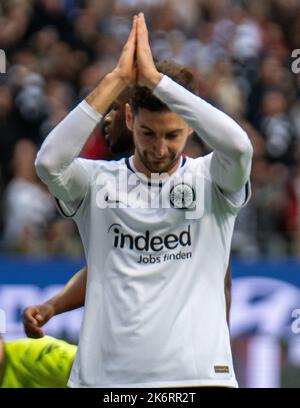 Francoforte, Assia, Germania. 15th Ott 2022. LUCAS NICOLAS ALARIO (21) celebra il suo obiettivo nella partita Eintracht Frankfurt vs. Bayer Leverkusen Bundesliga al Deutsche Bank Park di Francoforte, Germania, il 15 ottobre 2022. (Credit Image: © Kai Dambach/ZUMA Press Wire) Credit: ZUMA Press, Inc./Alamy Live News Foto Stock