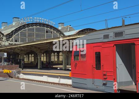 Treno per pendolari sulla stazione ferroviaria Vitebsky di St Petersburg, Russia Foto Stock