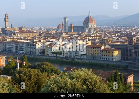 Veduta aerea di Firenze con il Duomo di Firenze (centro) e Palazzo Vecchio (sinistra). Il centro storico di Firenze è patrimonio dell'umanità dell'UNESCO Foto Stock