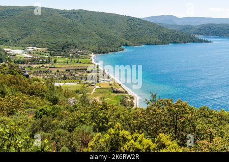 Vista sul villaggio di Karaca lungo la costa del Golfo di Gokova nella provincia di Mugla in Turchia Foto Stock