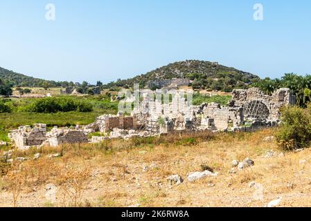 Vista sulle rovine del bagno del porto di Patara antico sito nella provincia di Antalya in Turchia. Situato sul bordo orientale dell'antica Patara Harbou Foto Stock