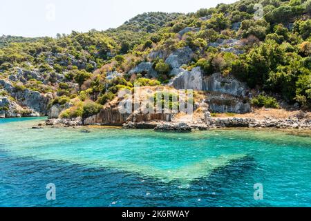 Costa dell'isola di Kekova con strutture sottomarine visibili della città di Sunken, nella provincia di Antalya, in Turchia. Le rovine sommerse si riferiscono a Dolchiste, an A. Foto Stock