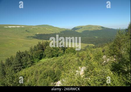 Paesaggio montano dell'altopiano Lago-Naki delle catene montuose del Caucaso ad Adygea, Russia Foto Stock