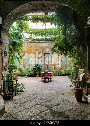 Cortile interno in una città italiana Foto Stock