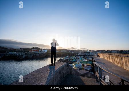 un uomo che scatta una fotografia con retroilluminazione Foto Stock