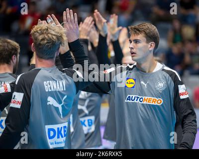 15 ottobre 2022, Spagna, Jaén: Pallamano: EHF Euro Cup, Spagna - Germania, giorno 2. Julian Köster (VfL Gummersbach, r) si five i suoi compagni di squadra prima del calcio d'inizio. Foto: Sascha Klahn/dpa Credit: dpa Picture Alliance/Alamy Live News Foto Stock