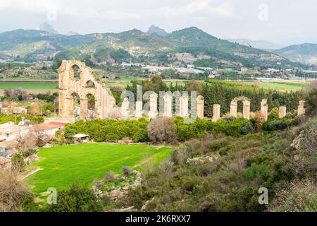 Sabiabali, Antalya, Turchia – 9 febbraio 2021. Rovine dell'acquedotto romano di Aspendos nel villaggio Sabiabali di Antalya provincia di Turchia. Il villaggio è Foto Stock