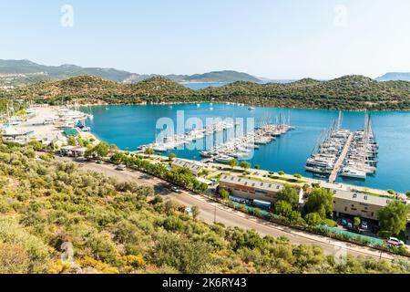 Kas, Antalya, Turchia – 13 agosto 2021. Vista sul porticciolo di Kas nella località turistica di Kas sulla costa mediterranea della provincia di Antalya in Turchia. Foto Stock