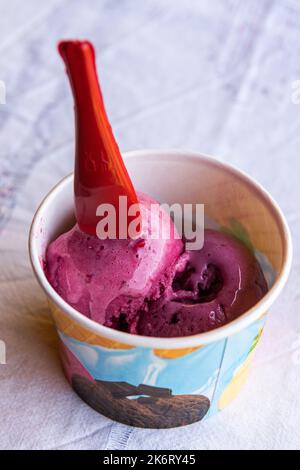 Kalekoy, Antalya, Turchia – 15 agosto 2021. Coppa di gelato tradizionale di mora nel villaggio di Kalekoy nella regione di Kekova nella provincia di Antalya in Turchia. Foto Stock