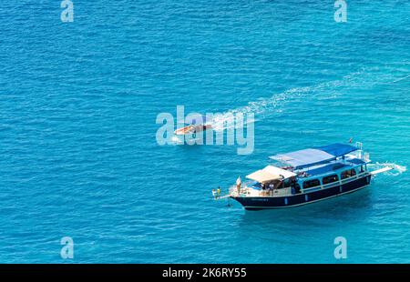 Kalekoy, Antalya, Turchia – 15 agosto 2021. Barche sulla costa mediterranea della Turchia. Foto Stock