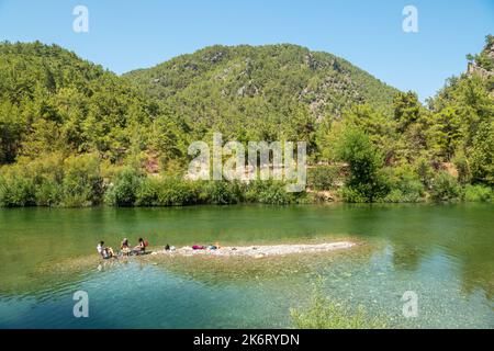 Alanya, Turchia – 20 agosto 2021. ALARA (Uluguney) River in Alanya, Turchia, con giovani picnic su una piccola banca di sabbia nel mezzo del fiume. Foto Stock