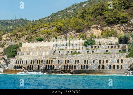 Alanya, Turchia – 19 agosto 2021. Muro di pietra con numerose buche ad arco nel parco abbandonato Emirgan Ulas Mesire Yeri ad Alanya, Turchia. Il luogo era Foto Stock