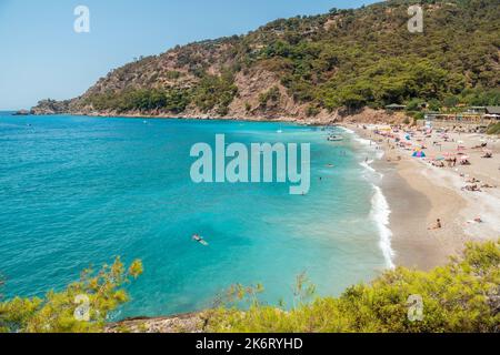 Kabak, Mugla, Turchia – 22 agosto 2021. Spiaggia di Kabak sulla costa mediterranea nella provincia di Mugla in Turchia. Vista con le persone in estate. Foto Stock