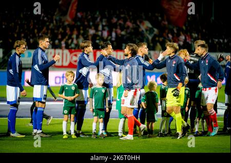 Lyngby, Danimarca. 14th, ottobre 2022. I giocatori delle due squadre si salutano prima della partita danese 3F Superliga tra Lyngby Boldklub e Aalborg Boldklub allo stadio Lyngby di Lyngby. (Photo credit: Gonzales Photo - Tobias Jorgensen). Foto Stock