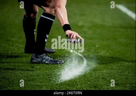 Lyngby, Danimarca. 14th, ottobre 2022. L'arbitro visto con la schiuma che svanisce durante la partita danese 3F Superliga tra Lyngby Boldklub e Aalborg Boldklub a Lyngby Stadion a Lyngby. (Photo credit: Gonzales Photo - Tobias Jorgensen). Foto Stock