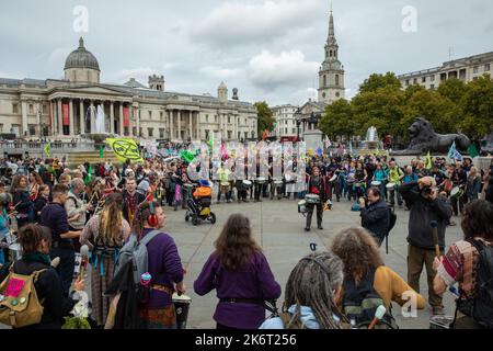 Londra, Regno Unito. 14th ottobre 2022. Extinction Rebellion gli attivisti del clima si riuniscono in Trafalgar Square prima di un noi non possiamo permetterci questa più protesta Foto Stock