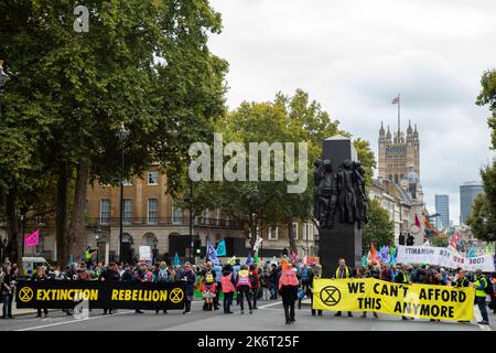 Londra, Regno Unito. 14th ottobre 2022. Attivisti climatici da Extinction Rebellion Block Whitehall fuori Downing Street come parte di a non possiamo permetterci questo A. Foto Stock