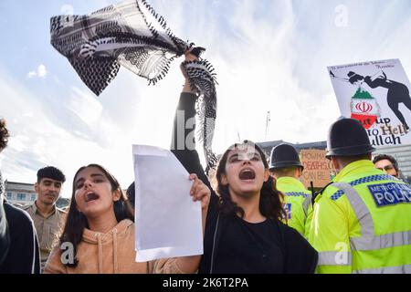 Londra, Inghilterra, Regno Unito. 15th Ott 2022. Le folle si riuniscono a Trafalgar Square mentre continuano le proteste per Mahsa Amini e per la libertà in Iran. (Credit Image: © Vuk Valcic/ZUMA Press Wire) Credit: ZUMA Press, Inc./Alamy Live News Foto Stock