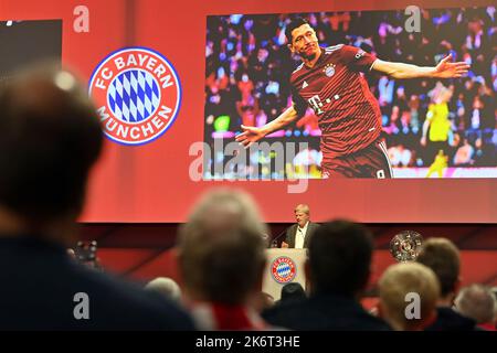 Oliver KAHN (Presidente della direzione FCB) durante il suo discorso sul tema di Robert LEWANDOWSKI, che si è trasferito al FC Barcelona. Assemblea Generale annuale 2022 del Bayern Monaco EV il 15 ottobre 2022 nella CUPOLA dell'Audi. ? Credit: dpa Picture Alliance/Alamy Live News Foto Stock