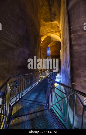 Vista degli interni di Palombaro lungo un'imponente cisterna scavata nella roccia nel sottosuolo di Matera Foto Stock