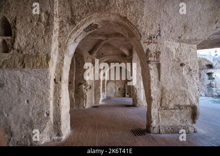 Vista sulle rovine della chiesa rocciosa dello Spirito Santo a Matera Foto Stock