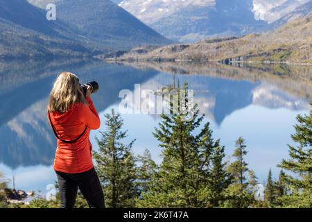 Primo piano di un fotografo che fotografa Goose Island dal punto di osservazione situato nel ghiacciaio orientale Foto Stock