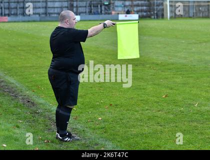Un arbitro/assistente in una partita di calcio semi-professionale tra New Mills e Chadderton Foto Stock