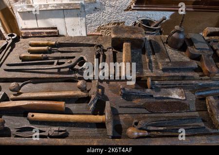 Collezione di antiche macchine per la lavorazione del legno e carving  strumenti su una rozza tavola vintage: falegnameria, artigianato e  manifatture concetto, laici piatta Foto stock - Alamy