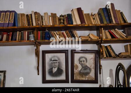 Interni di una vecchia casa tradizionale nel centro di Matera Foto Stock