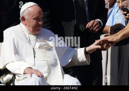 Ottobre 15 2022: Roma, Italia: PAPA FRANCESCO, in sedia a rotelle, udienza ai membri italiani e stranieri della 'Comunione e Liberazione' di San Piazza Pietro in Vaticano. (Credit Image: © Evandro Inetti/ZUMA Press Wire) Credit: ZUMA Press, Inc./Alamy Live News Foto Stock