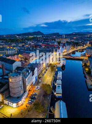 Vista aerea al tramonto della costa di Leith e acqua del fiume Leith, Edimburgo, Scozia, Regno Unito Foto Stock