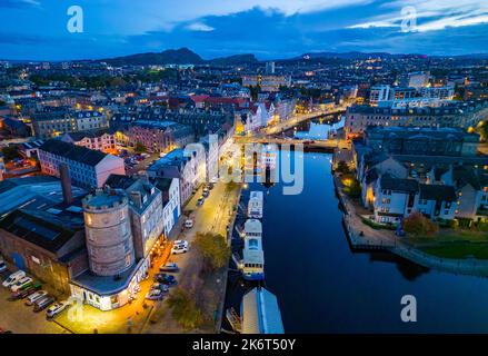 Vista aerea al tramonto della costa di Leith e acqua del fiume Leith, Edimburgo, Scozia, Regno Unito Foto Stock