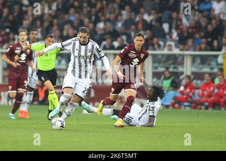 Torino, Italia. 15th Ott 2022. Adrien Rabiot (Juventus FC) in azione durante Torino FC vs Juventus FC, calcio italiano Serie A match in Torino, Italia, ottobre 15 2022 Credit: Independent Photo Agency/Alamy Live News Foto Stock