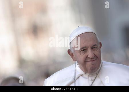 Città del Vaticano, Vaticano, 15 ottobre 2022. Papa Francesco incontra i membri del movimento laicale cattolico della Comunione e Liberazione in S. Piazza Pietro. Credit: Maria Grazia Picciarella/Alamy Live News Foto Stock