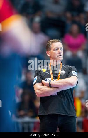 15 ottobre 2022, Spagna, Jaén: Pallamano: EHF Euro Cup, Spagna - Germania, giorno 2. L'allenatore tedesco Alfred Gislason guarda il gioco della sua squadra dai margini. Foto: Sascha Klahn/dpa Credit: dpa Picture Alliance/Alamy Live News Foto Stock