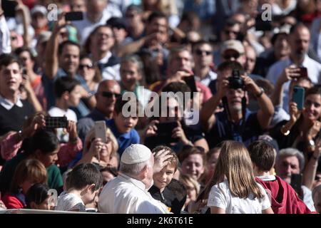 Città del Vaticano, Vaticano, 15 ottobre 2022. Papa Francesco incontra i membri del movimento laicale cattolico della Comunione e Liberazione in S. Piazza Pietro. Credit: Maria Grazia Picciarella/Alamy Live News Foto Stock