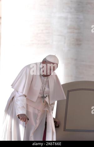 Città del Vaticano, Vaticano, 15 ottobre 2022. Papa Francesco incontra i membri del movimento laicale cattolico della Comunione e Liberazione in S. Piazza Pietro. Credit: Maria Grazia Picciarella/Alamy Live News Foto Stock