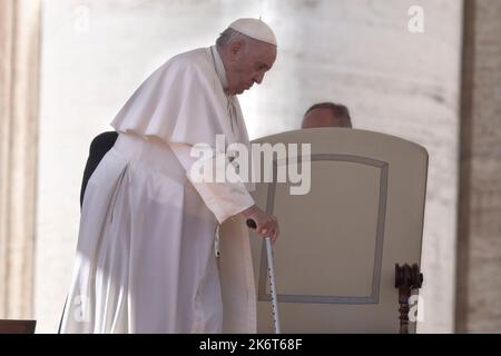 Città del Vaticano, Vaticano, 15 ottobre 2022. Papa Francesco incontra i membri del movimento laicale cattolico della Comunione e Liberazione in S. Piazza Pietro. Credit: Maria Grazia Picciarella/Alamy Live News Foto Stock