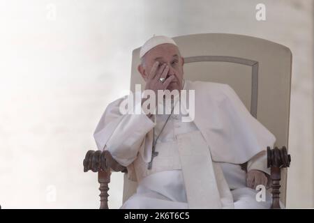 Città del Vaticano, Vaticano, 15 ottobre 2022. Papa Francesco incontra i membri del movimento laicale cattolico della Comunione e Liberazione in S. Piazza Pietro. Credit: Maria Grazia Picciarella/Alamy Live News Foto Stock