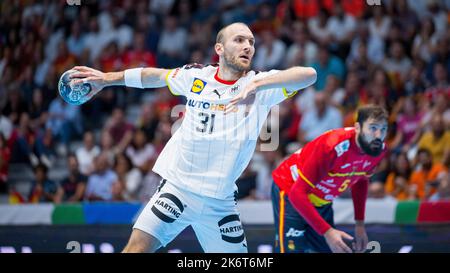 15 ottobre 2022, Spagna, Jaén: Pallamano: EHF Euro Cup, Spagna - Germania, giorno 2. Marcel Schiller (Frisch Auf! Göppingen, l) converte un tiro di penalità di sette metri. Foto: Sascha Klahn/dpa Credit: dpa Picture Alliance/Alamy Live News Foto Stock