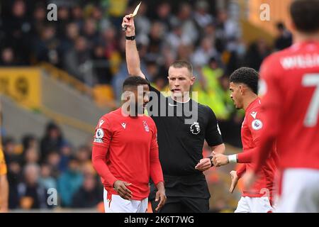 Arbitro, Thomas Bramall mostra una carta gialla Emmanuel Dennis di Nottingham Forest durante la partita della Premier League tra Wolverhampton Wanderers e Nottingham Forest a Molineux, Wolverhampton, sabato 15th ottobre 2022. (Credit: Jon Hobley | NOTIZIE MI) Credit: NOTIZIE MI & Sport /Alamy Live News Foto Stock