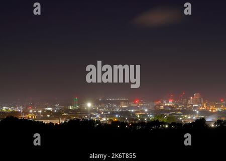 Una vista distante del centro di Leeds di notte Foto Stock