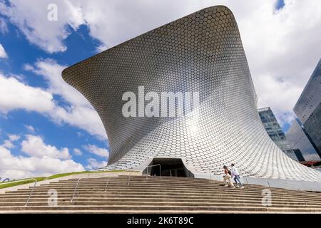 Città del Messico, Messico, 18 settembre 2022: Museo Soumaya a Città del Messico che ospita collezioni d'arte messicane ed europee tra cui Rodin, da Vinci, Dali, Van Gogh e molti altri Foto Stock