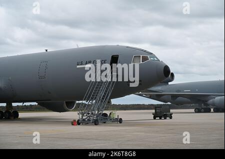 Un estensore KC-10 assegnato alla 305th Air Mobility Wing si prepara a partire per la dismissione dalla Joint base McGuire-Dix-Lakehurst, N.J. il 10 ottobre 2022. Il processo di dismissione KC-10 deve essere messo in atto per far posto agli arrivi del nuovo KC-46 presso la base comune. Foto Stock